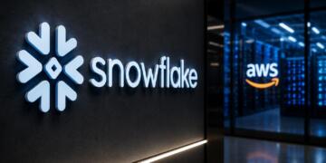 Logo de Snowflake frente a infraestructura cloud vinculada a Amazon.