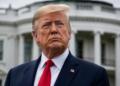 Donald Trump en primer plano con fondo institucional de la Casa Blanca
