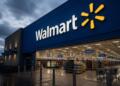 Fachada de Walmart domina escena comercial bajo tensión económica.