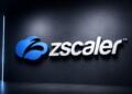Logo de Zscaler en entorno corporativo oscuro y minimalista.