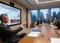 Presentación de riesgos de IA en Wall Street a ejecutivos en sala de juntas con vista urbana.
