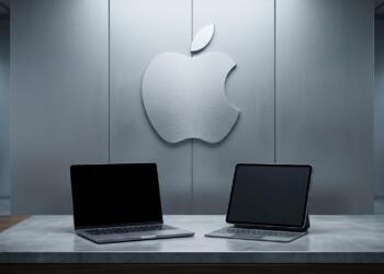 Logo de Apple junto a una MacBook y un iPad en una escena sobria.