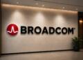 Logo de Broadcom en lobby corporativo con diseño institucional