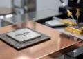 Fotografía de un chip de silicona personalizado con el logotipo de Amazon grabado, resaltando la innovación de la compañía en el hardware de centros de datos.