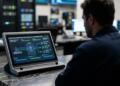 Hombre mira pantalla que muestra flujo de energía nuclear hacia centros de datos de IA.