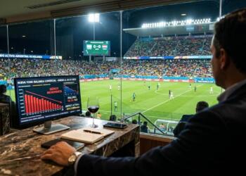 Ejecutivo monitorea datos de mercado desde palco de estadio