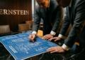 Profesionales de Bernstein inclinados sobre un plano de computación cuántica detallado.
