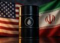 Barril de petróleo frente a las banderas de Estados Unidos e Irán.