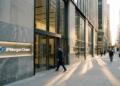 Un ejecutivo con traje camina hacia la entrada de JPMorgan Chase en Nueva York.