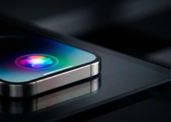 Primer plano de un smartphone de metal con el icono multicolor de Siri en su pantalla.