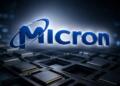 Logo de Micron destaca sobre un entorno de chips y semiconductores.