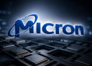 Logo de Micron destaca sobre un entorno de chips y semiconductores.