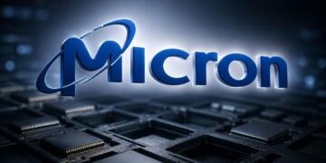 Logo de Micron destaca sobre un entorno de chips y semiconductores.