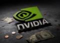 Logo de Nvidia inclinado junto a unos pocos dólares y monedas.