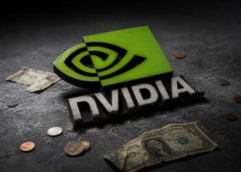 Logo de Nvidia inclinado junto a unos pocos dólares y monedas.