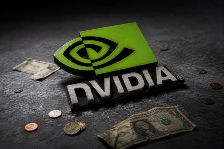 Logo de Nvidia inclinado junto a unos pocos dólares y monedas.