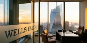 Oficina de Wells Fargo con vista al Bank of America Tower durante el atardecer dorado.