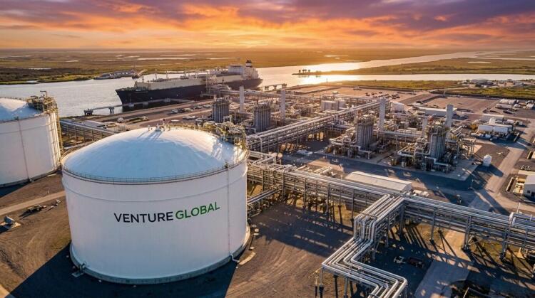 Planta de GNL de Venture Global de noche con tanques de almacenamiento y un carguero atracado.