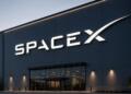 Logo de SpaceX en sede corporativa con diseño institucional.