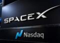 Logo de SpaceX sobre el emblema del Nasdaq en una composición financiera.