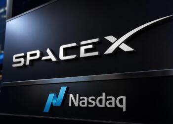 Logo de SpaceX sobre el emblema del Nasdaq en una composición financiera.