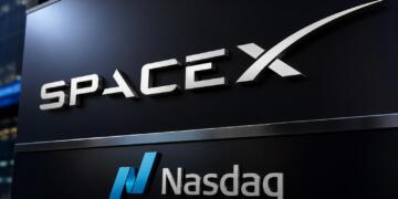 Logo de SpaceX sobre el emblema del Nasdaq en una composición financiera.