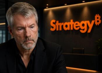 Michael Saylor frente a la sede de Strategy en un entorno corporativo.