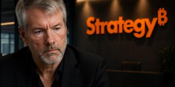 Michael Saylor frente a la sede de Strategy en un entorno corporativo.