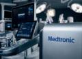 Primer plano de un sistema quirúrgico de Medtronic con múltiples pantallas encendidas en un quirófano.