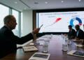 Foto de una presentación de UBS sobre la reducción de la exposición al riesgo tecnológico