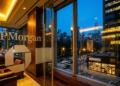 Oficina de JPMorgan con vistas de rascacielos de Nueva York por la noche y un Chipotle.