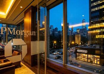 Oficina de JPMorgan con vistas de rascacielos de Nueva York por la noche y un Chipotle.