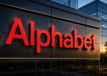 Logotipo de Alphabet sobre una sede corporativa tecnológica.