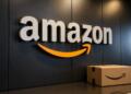 Logotipo de Amazon junto a una caja de envío de la compañía.