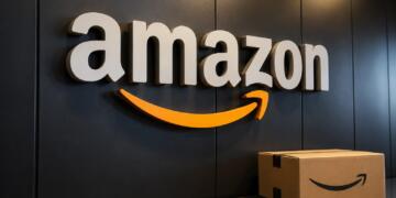 Logotipo de Amazon junto a una caja de envío de la compañía.