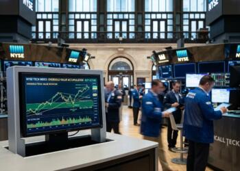 Pantalla con análisis bursátil de la NYSE frente a operadores en la bolsa.