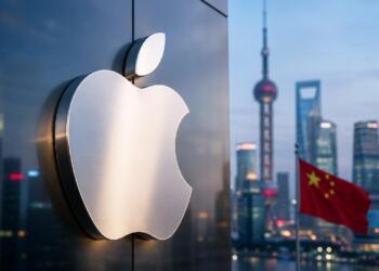 Logotipo de Apple con el mercado tecnológico chino de fondo.