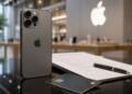 iPhone junto a contrato y tarjeta en una Apple Store moderna.