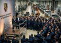 Directivos se dirigen a un grupo de trabajadores de Porsche dentro de la fábrica en Alemania.