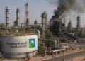 Refinería de Saudi Aramco con humo tras un ataque localizado.