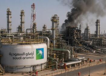 Refinería de Saudi Aramco con humo tras un ataque localizado.