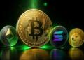Bitcoin lidera junto a Ether, Solana y Dogecoin en una composición editorial.