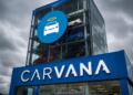 Torre de vehículos de Carvana con su logotipo en primer plano.