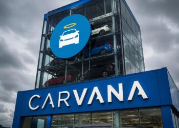 Torre de vehículos de Carvana con su logotipo en primer plano.