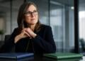Cathie Wood en una reunión con carpetas de inversión ejecutivas.