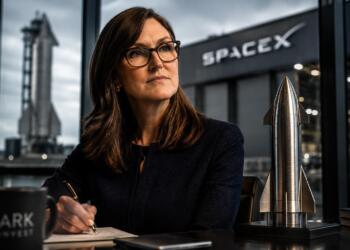 Cathie Wood mantiene su apuesta por SpaceX pese a la caída.