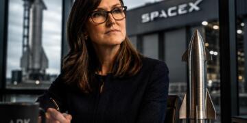 Cathie Wood mantiene su apuesta por SpaceX pese a la caída.