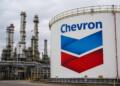 Refinería de Chevron con su logotipo en primer plano.