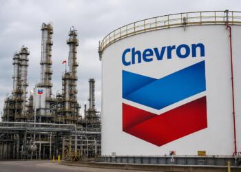 Refinería de Chevron con su logotipo en primer plano.