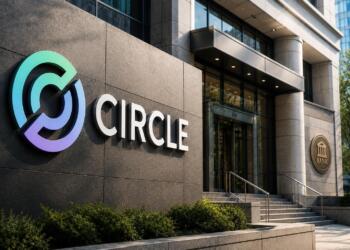 Logotipo de Circle en un edificio institucional tras recibir autorización bancaria.